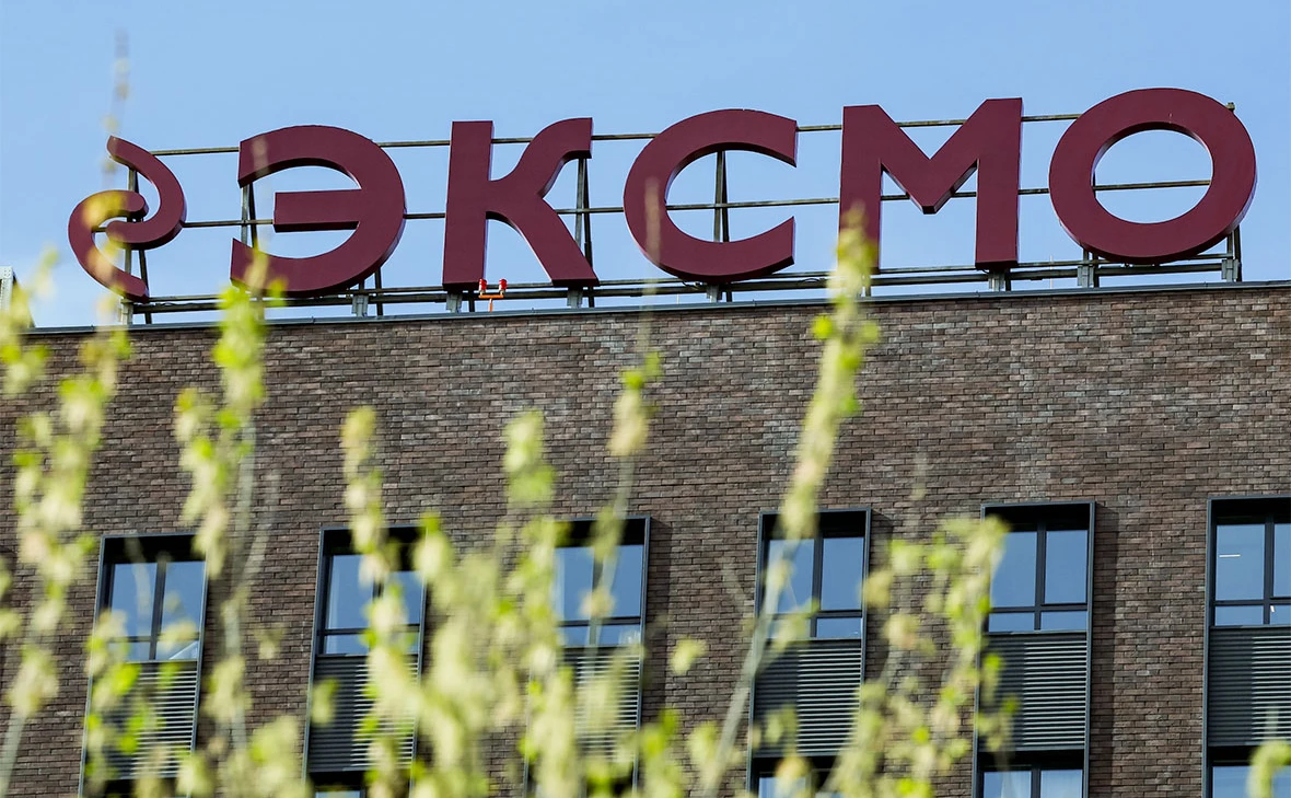Бывшему директору Popcorn Books Дмитрию Протопопову и ещё троим экс-сотрудникам, находящимся под домашним арестом более года, по делу об «экстремистской организации» грозит до 12 лет лишения свободы.