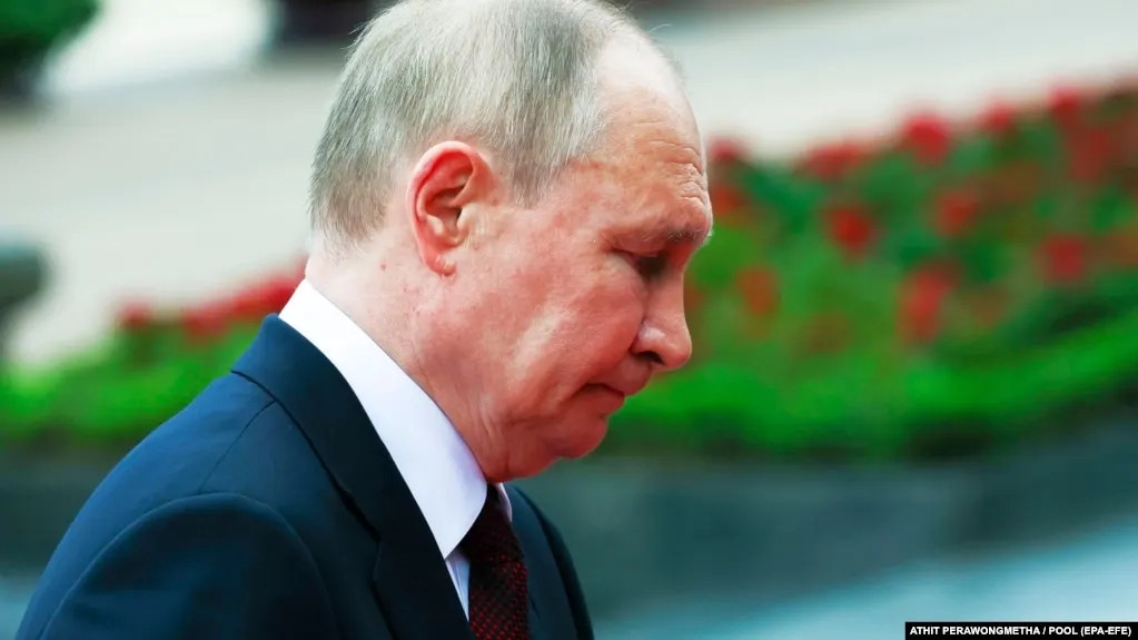 Еженедельный опрос ВЦИОМ зафиксировал седьмую подряд неделю снижения одобрения работы президента Владимира Путина и падение показателя доверия к нему до одних из минимальных значений за последние четыре года.