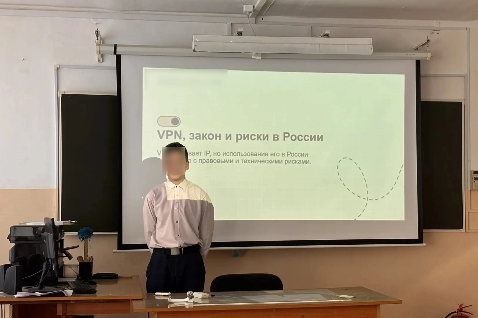 В российских школах начали массово проводить уроки и беседы о рисках использования VPN‑сервисов, утечке персональных данных и возможных юридических последствиях онлайн‑деятельности.