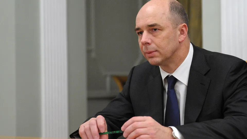 Глава ведомства рассказал, что нейросети уже помогают оптимизировать распределение средств и выявлять неплательщиков, но окончательное слово — за людьми. При этом совокупный дефицит бюджетов по итогам 2025 года достиг рекордных 8,29 трлн рублей.