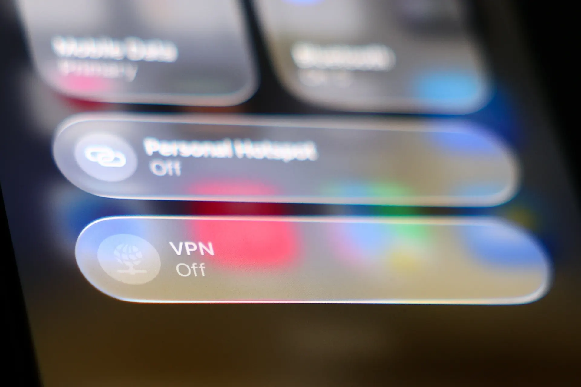 После требований ограничивать доступ через VPN некоторые маркетплейсы и сервисы снова доступны с включённым VPN для части пользователей, тогда как у других он по‑прежнему блокируется.