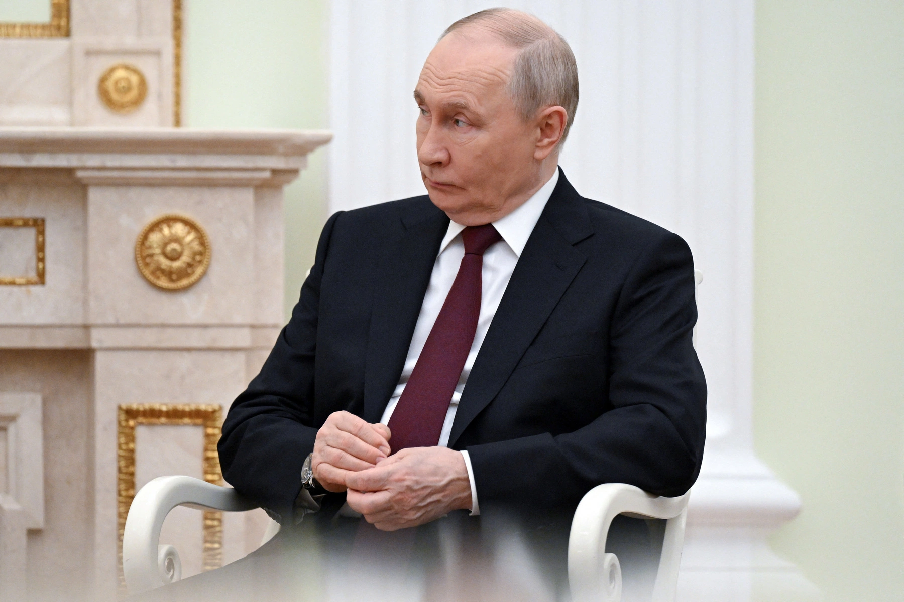 Мониторинг проекта «Ботнадзор» показал: сотни провластных ботов во «ВКонтакте» координированно оправдывают шестинедельное падение рейтинга Владимира Путина, сравнивая его с западными лидерами и ставя под сомнение данные ВЦИОМ, тогда как власти обеспокоены непопулярностью интернет-ограничений перед выборами в Госдуму.