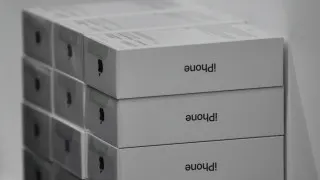 У российских продавцов электроники переполнены склады флагманскими смартфонами Apple и Samsung: из‑за снижения покупательной способности спрос на дорогие гаджеты упал, ритейлеры распродают запасы со значительными скидками.