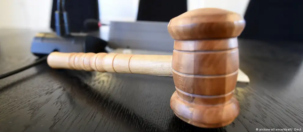 Советский районный суд Воронежа приговорил 24‑летнего Романа Мальцева к году исправительных работ по статье о демонстрации запрещённой символики — следствие усмотрело на фото символику несуществующего «Международного движения сатанизма».