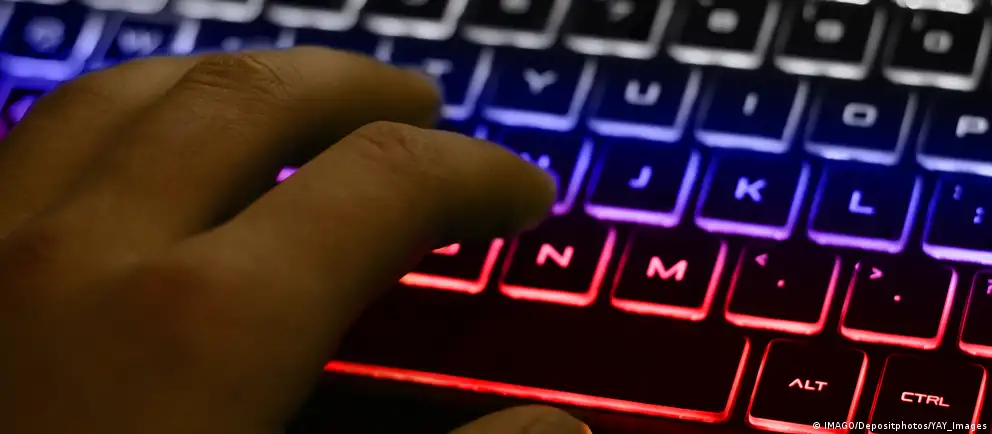 Минцифры разрабатывает меры по взиманию платы за международный трафик — в том числе за трафик VPN — сначала с мобильных сетей; операторы могут начать фильтровать или удорожать доступ к зарубежным ресурсам.