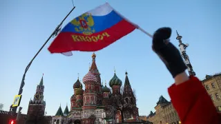 Просроченная задолженность российских компаний перед поставщиками и контрагентами выросла до рекордных 8,2 трлн рублей — это почти 4% ВВП. Больше всего долгов скопилось в обрабатывающей промышленности и торговле, а эксперты связывают ситуацию с ростом налоговой нагрузки и сокращением бюджетных расходов.