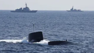 Правительство Японии кардинально пересмотрело послевоенную доктрину и разрешило экспорт летальных видов вооружений, открыв путь к продаже ракет, боевых кораблей, подлодок и самолетов в страны Азии, Европы и других регионов при сохранении жесткого контроля за поставками в зоны конфликтов.