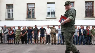 Минобороны разработало поправки, позволяющие проводить проверку военнослужащих на употребление алкоголя прямо в воинских частях с использованием экспресс‑средств, без обязательной доставки в медучреждение.