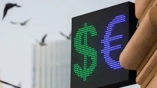 Центробанк установил минимальный с февраля 2023 года официальный курс доллара — 74,59 рубля. Укрепление рубля поддерживают высокие цены на нефть и рост экспортной выручки, а власти уже обсуждают возвращение к валютным интервенциям.
