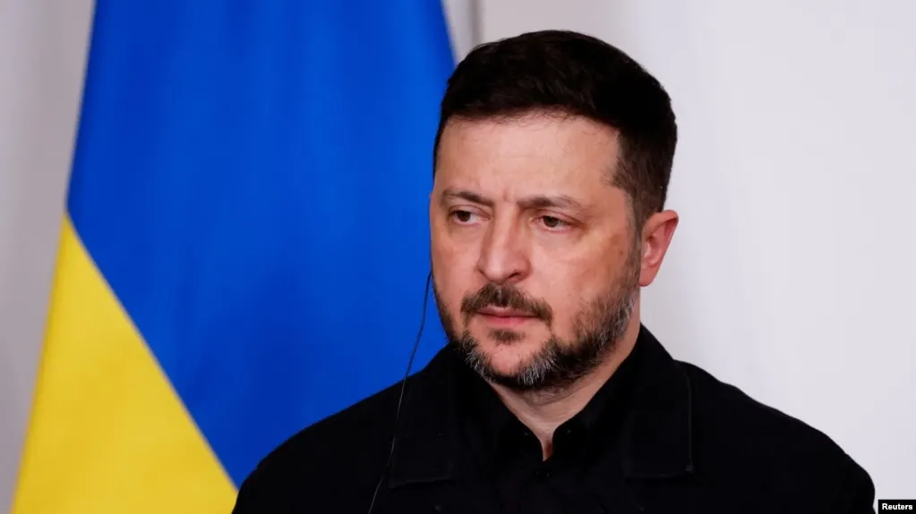 Президент Украины заявил, что предложенное Россией перемирие на время празднования Дня Победы может быть тактическим приемом для обеспечения безопасности парада, тогда как он поддерживает инициативы, направленные на защиту мирных жителей и обмен пленными.