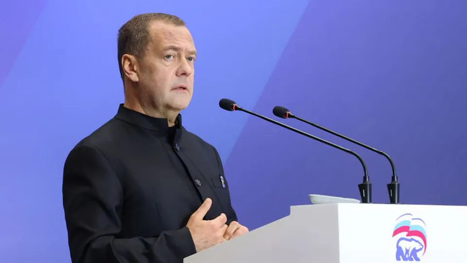 Заместитель председателя Совета безопасности Дмитрий Медведев предупредил о реальной угрозе ядерной катастрофы и призвал быть готовыми. На фоне истечения СНВ‑III Москва заявляет о готовности к переговорам, но только при новых условиях и с учётом участия других ядерных держав.