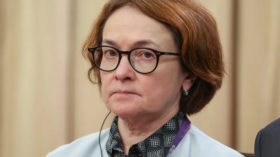 Центробанк сообщил, что в первом квартале 2026 года экономика России замедлилась: ВВП пошёл на снижение, промышленность балансирует на грани рецессии, а потребители массово экономят даже на товарах первой необходимости и медуслугах.