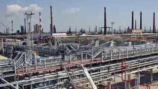 Из-за атак дронов приостановлена переработка нефти на Туапсинском, Новокуйбышевском и ряде других крупных российских нефтеперерабатывающих заводах, что влияет на выпуск бензина и дизтоплива.