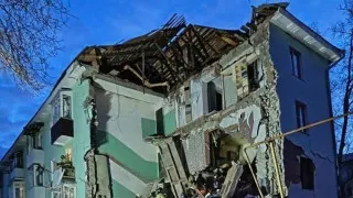 В Сызрани беспилотник попал в многоэтажный жилой дом, частично обрушив подъезд. Из-под завалов спасены 11 человек, в том числе двое детей. На фоне массированного налёта дронов ограничивали работу аэропортов в нескольких регионах.