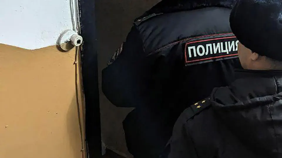 Следствие возбудило дело о хулиганстве после того, как двое молодых людей оставили у квартир трёх сотрудников Роскомнадзора молотки со следами жидкости, похожей на кровь; ФСБ задержала подозреваемых, один — несовершеннолетний. Инцидент произошёл на фоне масштабной блокировки Telegram и резкого роста скачиваний VPN в России.