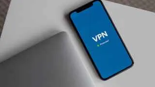 Российские пользователи VPN могут уже в ближайшие дни столкнуться с запретом оплаты таких сервисов с местных банковских карт, а также с усилением зачистки серверов по новым правилам для хостинг‑провайдеров.