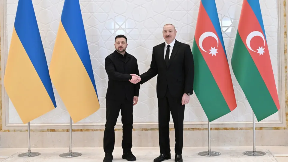 На переговорах в Габале президенты Украины и Азербайджана подтвердили взаимную поддержку суверенитета и территориальной целостности, договорились о развитии совместного военно-промышленного производства и выразили готовность к новым трёхсторонним переговорам о мире при участии США и России.