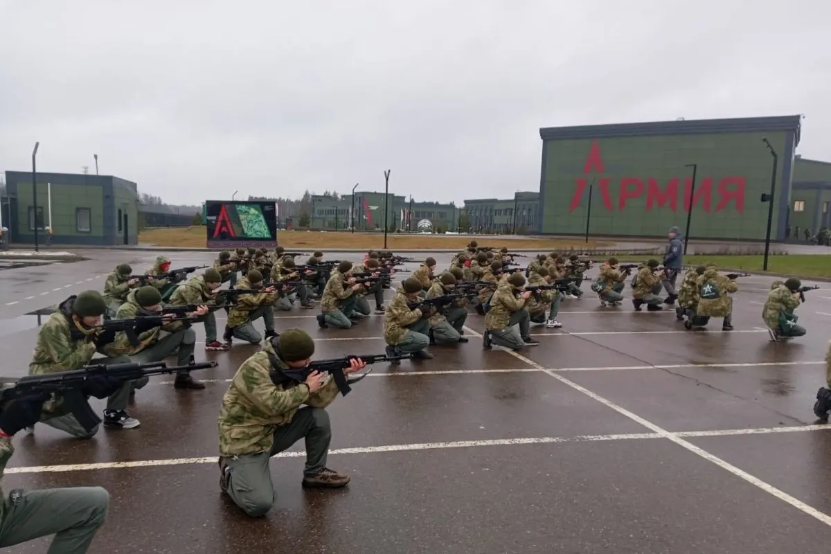 За последние пять лет из бюджета направили как минимум 50 млрд рублей на создание и работу центров, где школьники проходят обязательные военные сборы; часть средств ушла на сеть «Авангард» и центры «Воин».