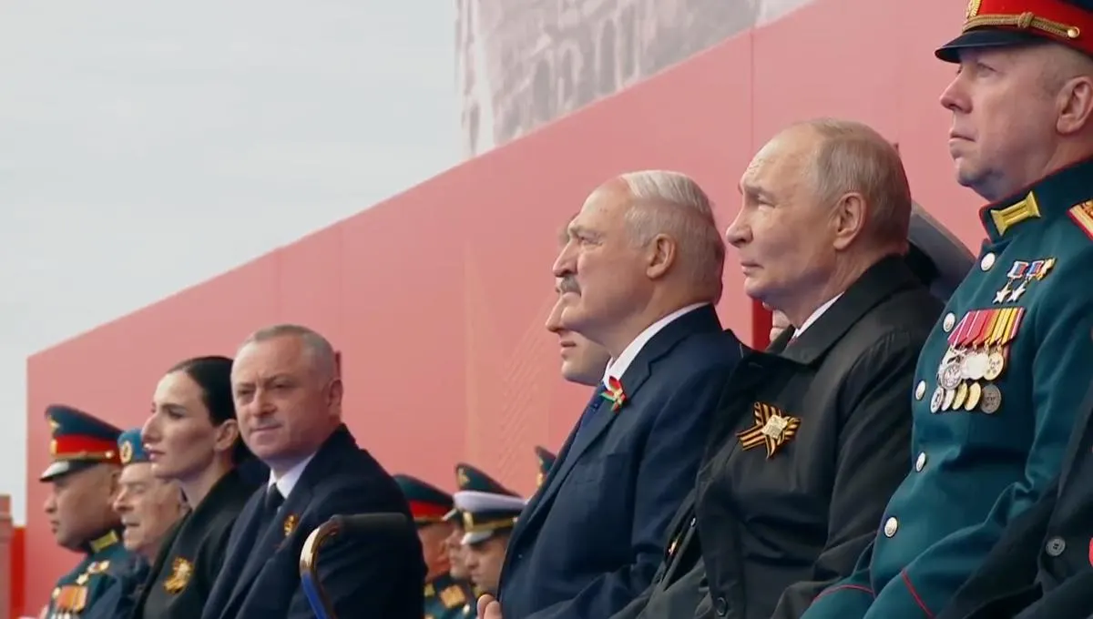 На параде в честь Дня Победы президент назвал праздник «священным», восхитился подвигом советского народа и подчеркнул связь поколения победителей с современными воинами, участвующими в «специальной военной операции». На трибуне рядом с ветераном впервые посадили участника СВО.