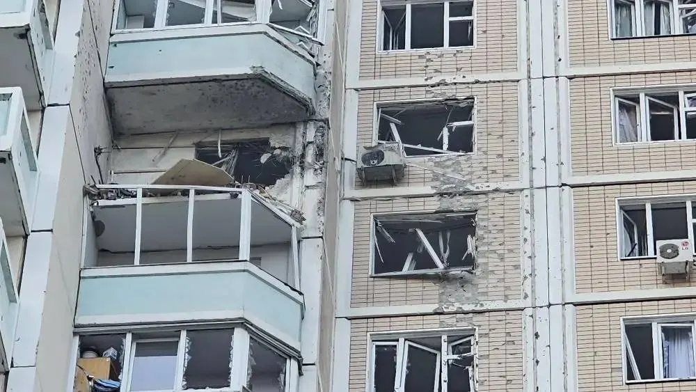 По данным Минобороны, в ночьной период отражена рекордная атака беспилотников — пострадали объекты в Москве и Подмосковье, есть погибшие и разрушения жилых домов.