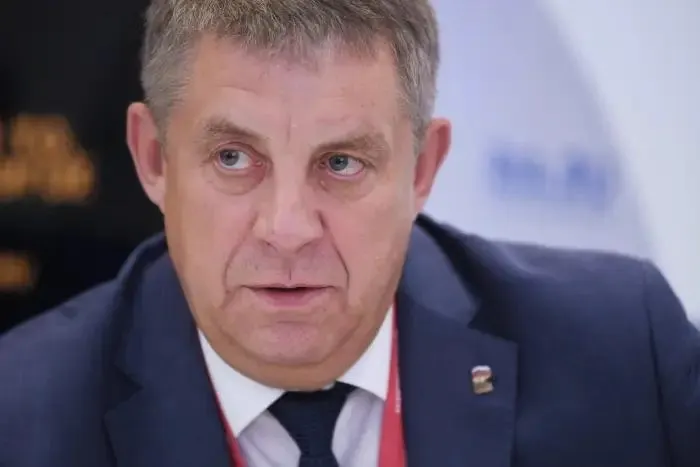 Уволенный с поста губернатора Александр Богомаз может получить вакантный мандат в Госдуме; обсуждаются и другие кадровые перестановки среди ушедших губернаторов на фоне расследований по строительству защитных сооружений.