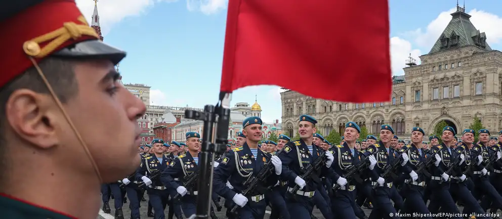 В ряде регионов массовые мероприятия на День Победы либо отменены, либо сокращены: в Москве и других городах техника на парадах не будет задействована. Официальные объяснения, мнения экспертов и возможные политические последствия.