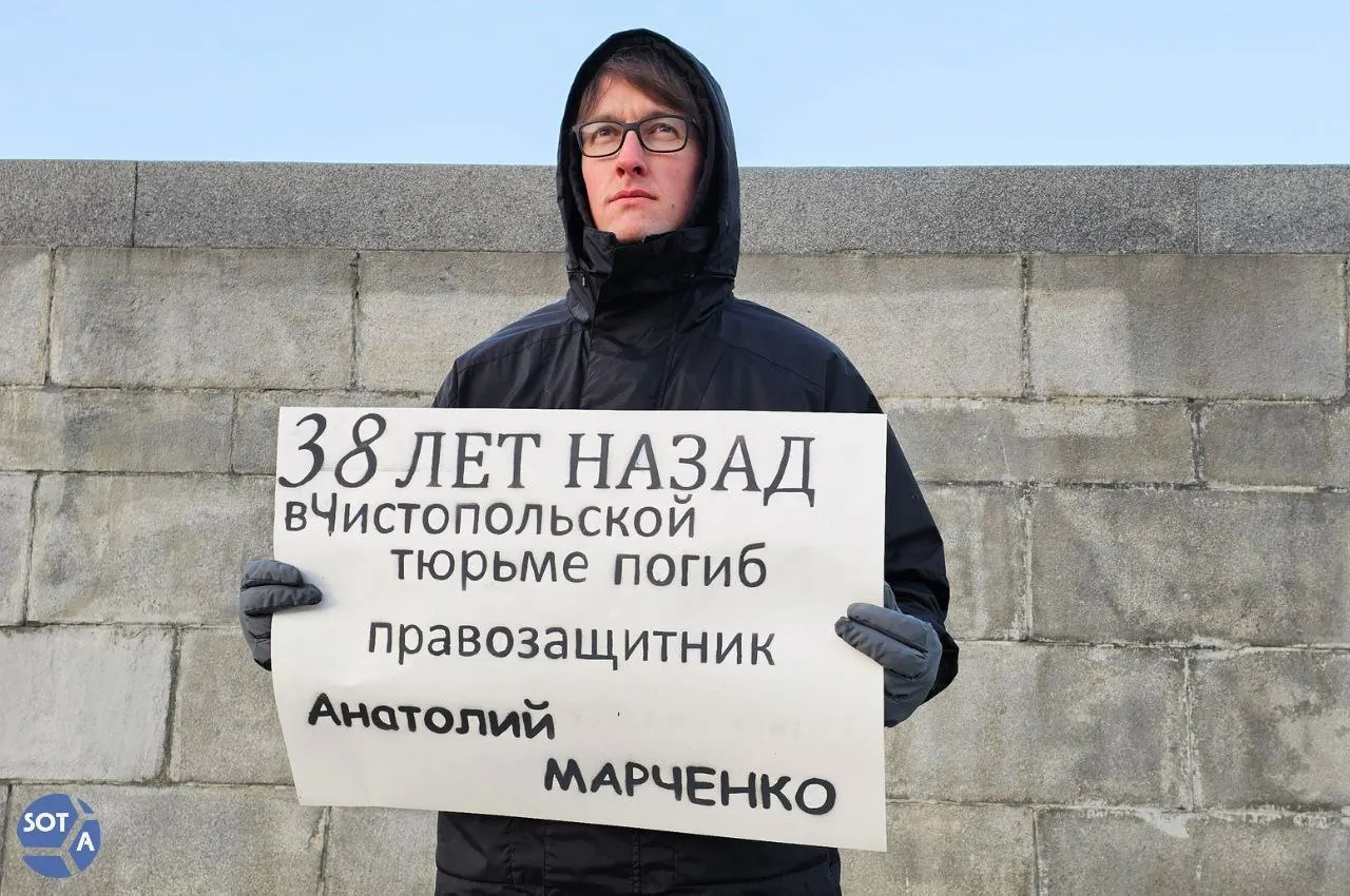 Краткий обзор событий 7 мая: в колонии погиб кубанский художник, в Екатеринбурге задержан исследователь репрессий Олег Новоселов, апелляция увеличила срок военнопленному до 15 лет, Россия объявила одностороннее перемирие с 8 по 10 мая.