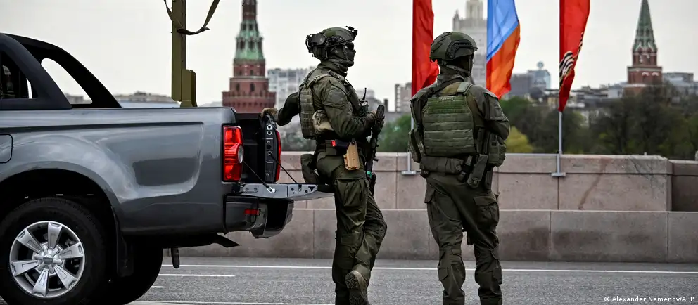 Власти отменили приглашения зарубежным репортёрам на парад на Красной площади — объясняют это изменением формата и «текущей оперативной обстановкой». Празднования пройдут в сокращённом виде на фоне угроз беспилотников и отмен массовых мероприятий в регионах.