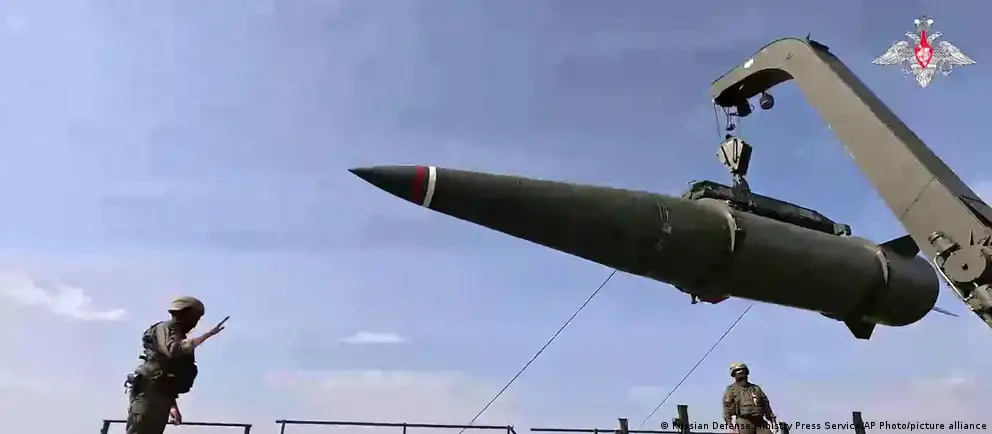 Минобороны объявило о манёврах с участием почти 65 тысяч военнослужащих, более 200 пусковых установок и восьми стратегических подлодок; отдельно отрабатывается совместное с Беларусью применение размещённого там ядерного оружия.
