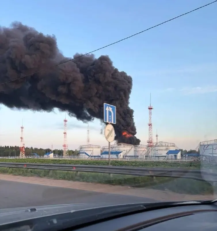 Ночные и утренние удары беспилотников поразили НПЗ в Капотне, нефтеналивную станцию и технопарк в Зеленограде. По данным — минимум три погибших и более десятка раненых, повреждены жилые дома и пострадав аэропорт.
