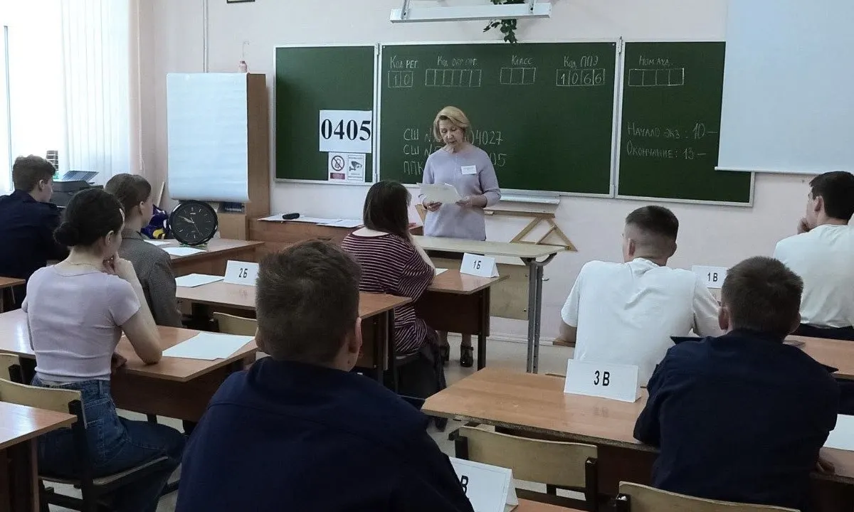 Рособрнадзор рекомендовал запретить прикосновения и досмотры участников ЕГЭ: при срабатывании металлоискателя охранник должен вежливо попросить добровольно предъявить или сдать предмет.