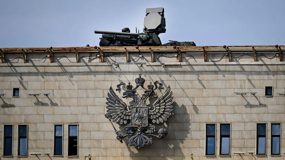 Для охраны парада 9 мая к Москве стянули значительные силы противовоздушной обороны. Командование украинских дронов предупреждает, что это открывает окно для ударов по энергоснабжению и удалённым военным объектам.