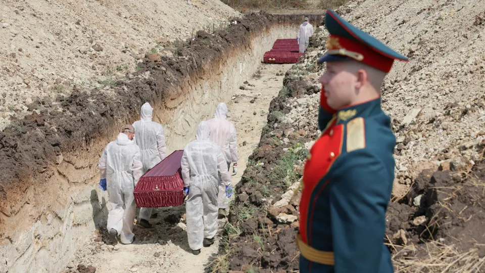Анализ поимённых списков, реестра наследственных дел и судебной статистики даёт минимальную документально обоснованную оценку потерь российских военнослужащих в 352 тысячи человек; в неё впервые включены массовые судебные признания погибшими и случаи «сверхпоздних регистраций».