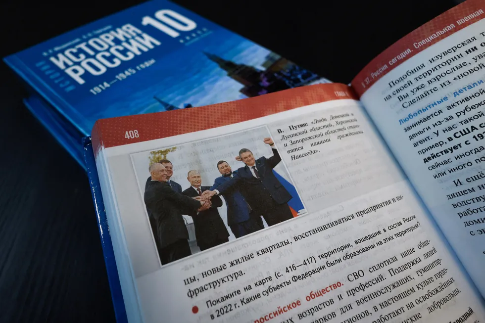 Новая линия учебников для средней школы переплетает древние события с современной политикой, умалчивает неудобные факты и формирует у школьников готовую, лояльную к власти картину прошлого — почему это опасно для образования.