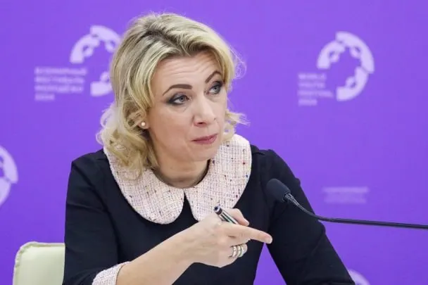 Официальный представитель МИД заявила, что сотрудники Госдепа уведомляют российских дипломатов о том, что их дети, родившиеся в США, автоматически признаны американскими гражданами, хотя семьи не подавали на это заявлений.