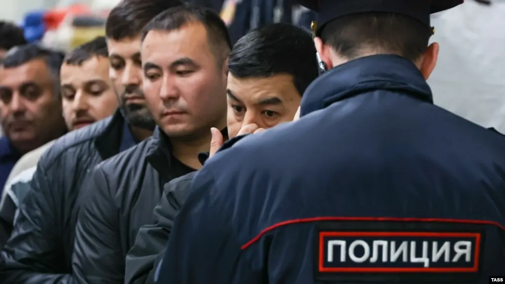 Проект расширяет перечень административных нарушений, за которые иностранцев и лиц без гражданства будут выдворять из России — от участия в несанкционированных митингах до «дискредитации» ВС и пропаганды экстремизма; число оснований вырастет до 58.