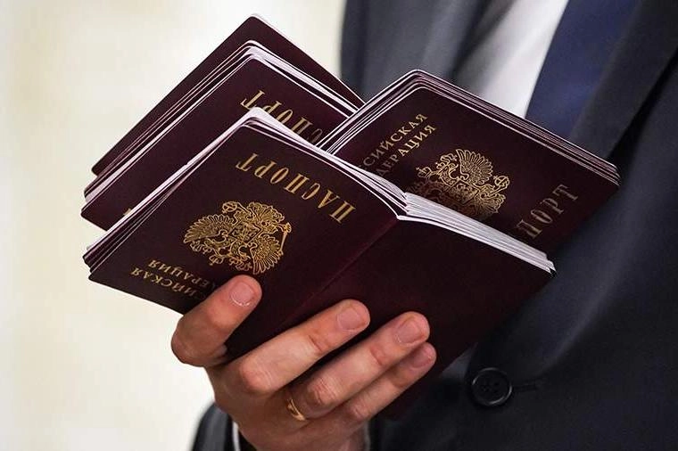 Депутаты планируют внести поправки, которые позволят выдавать РВП, ВНЖ и гражданство иностранцам, которых за границей осудили за поддержку политики России или СВО.