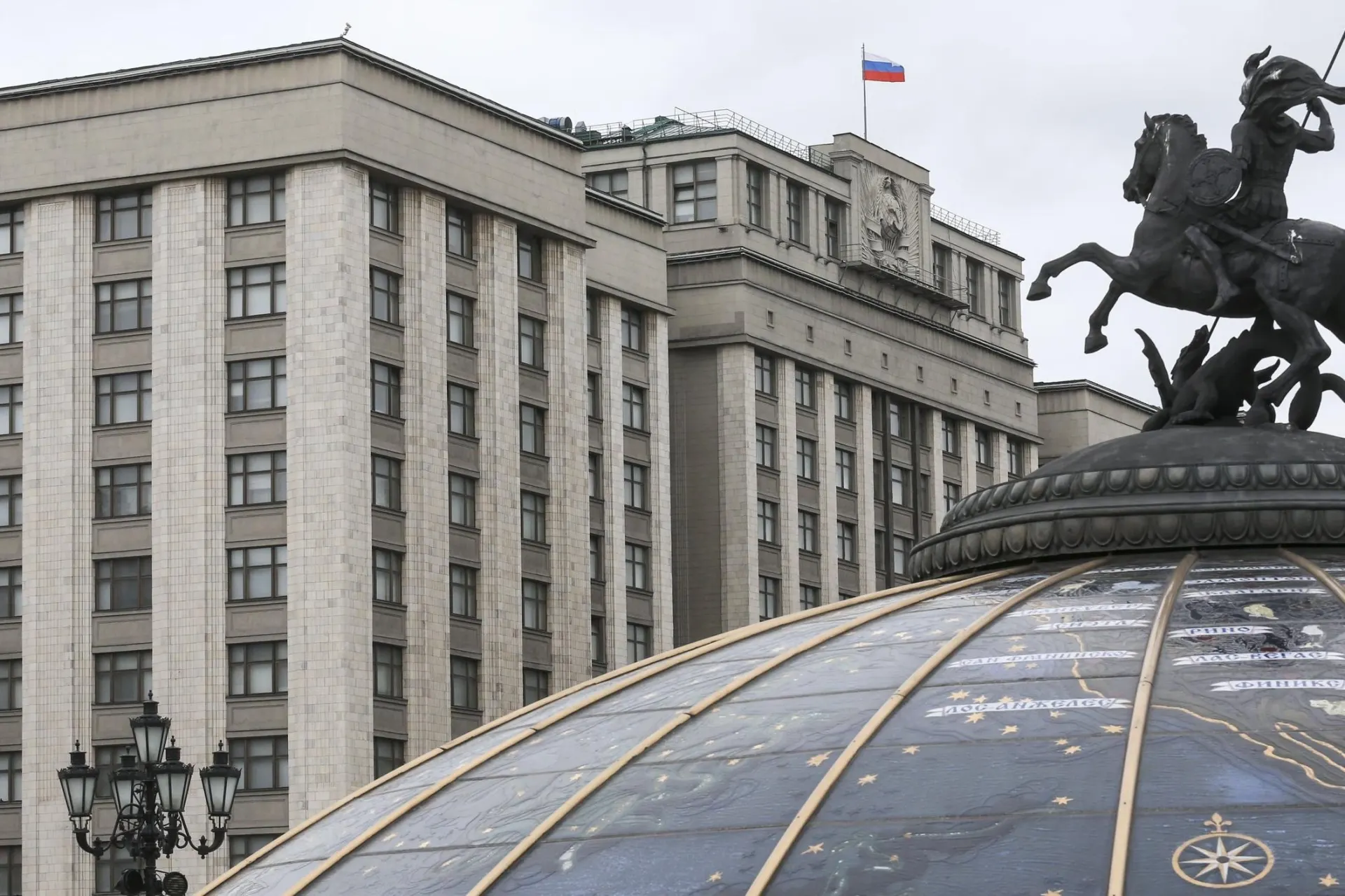 Депутаты приняли закон, дающий президенту право направлять вооружённые силы для защиты граждан, подвергаемых преследованию по решениям иностранных или отдельных международных судов; поправки затронут законы о гражданстве и об обороне.