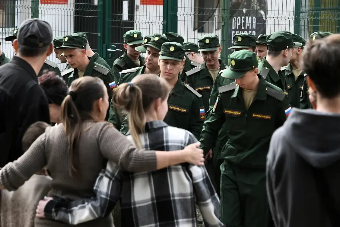 Инициативная группа из более 450 женщин оспаривает федеральный закон, лишивший права на выплаты тех, у кого не было общего несовершеннолетнего ребёнка с погибшим; первый иск уже направлен в Верховный суд.