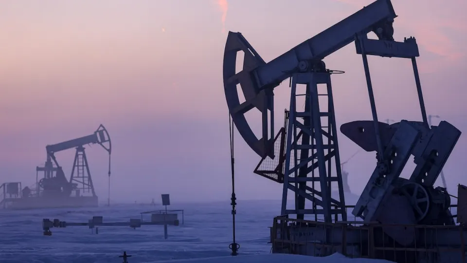По обновлённому прогнозу Минэкономразвития, в 2026 году добыча нефти упадёт до примерно 511 млн тонн — самые низкие показатели с 2009 года. Снижение связывают с ухудшением финансового положения компаний, сокращением бурения и ограничениями, связанными с текущей ситуацией.