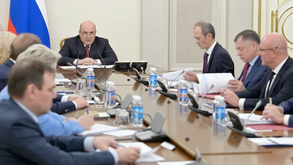 Кабинет министров обязал крупнейшие нефтяные компании подписать соглашения с Минэнерго и ФАС для стабилизации внутреннего рынка топлива — меры направлены на поддержание запасов и контроль цен после серии ударов дронов по нефтезаводам и инфраструктуре.