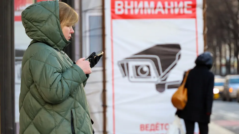 Пользователи заметили, что сообщения со ссылками на VPN‑ключи исчезают из диалогов, а при повторной отправке аккаунт разлогинивается; параллельно ряд госсервисов стал ограничивать доступ через VPN.
