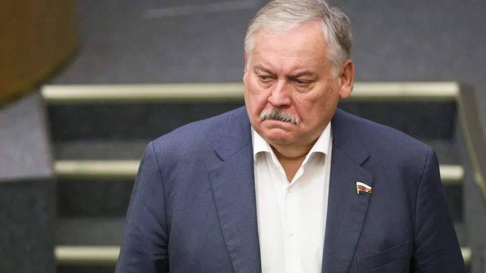 Первый зампред комитета Госдумы Константин Затулин заявил, что Латвия и Эстония нарушили обещания о равных условиях для русскоговорящих, введя статус «неграждан». Его заявление прозвучало на фоне обсуждения законопроекта о возможности применения войск за рубежом для защиты россиян и сообщений разведок о нарастании рисков в регионе.