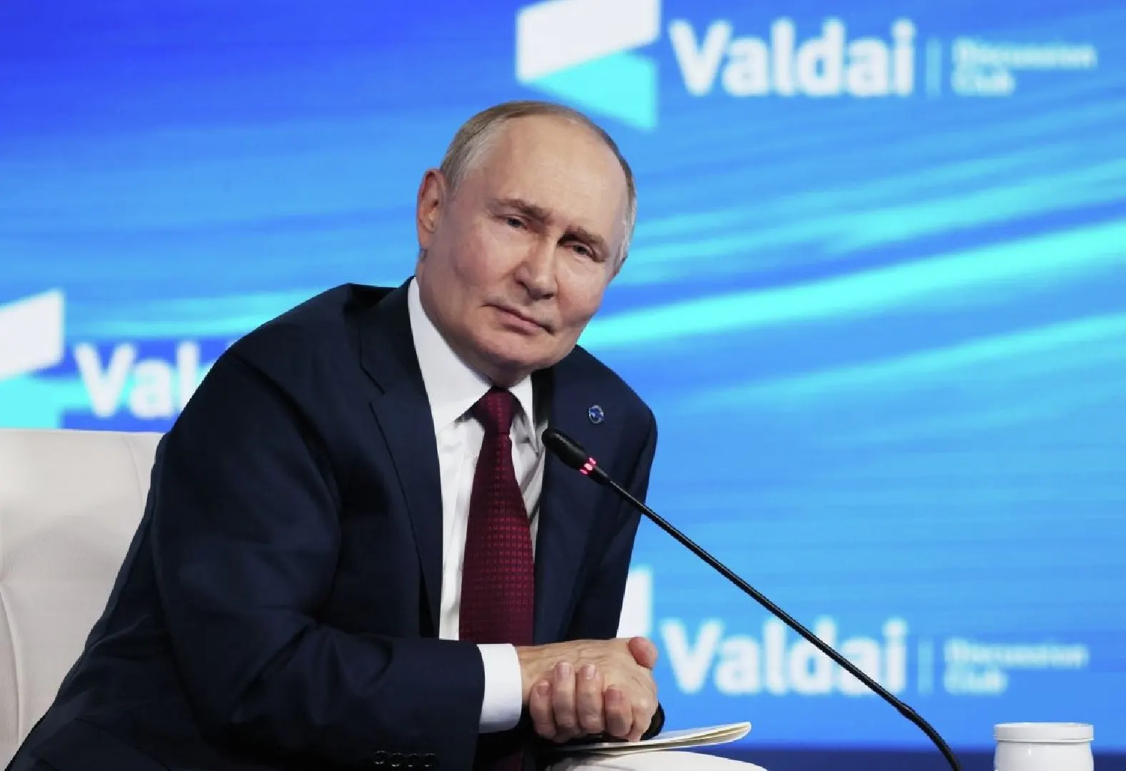 Международный уголовный суд в опубликованном решении заявил, что страны, ратифицировавшие Римский статут, при приглашении Владимира Путина обязаны исполнить ордер на арест, за исключением случаев, когда переговоры организованы под официальной эгидой ООН и оформлены соответствующими процедурами.