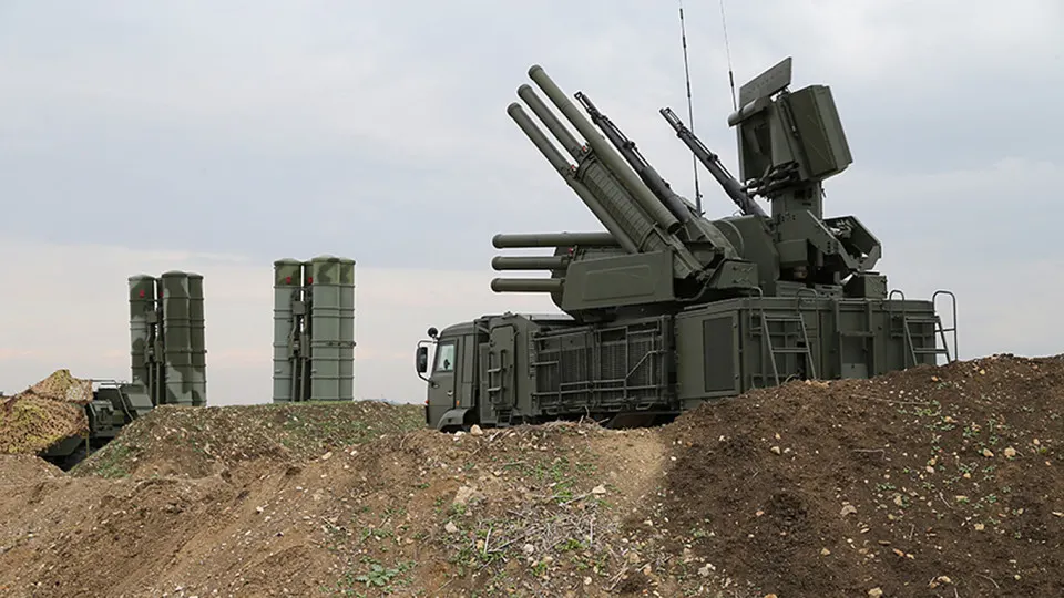 Российские войска используют систему радиоэлектронной борьбы «Волна Купол Гарант», которая, по данным украинской стороны, способна глушить сигнал терминалов Starlink на площади до 20 км²; одновременно в России ужесточают правила для спутникового оборудования и продвигают собственные проекты связи.