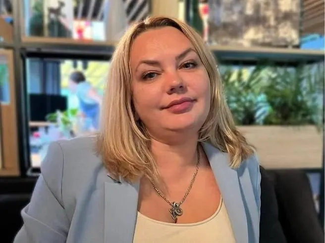 Заседание назначено на 22 июля. По делу проходят 12 человек, в том числе представители застройщиков; фигурантам инкриминируют мошенничество и дачу и получение взяток. Елисееву задержали в марте 2025 года.