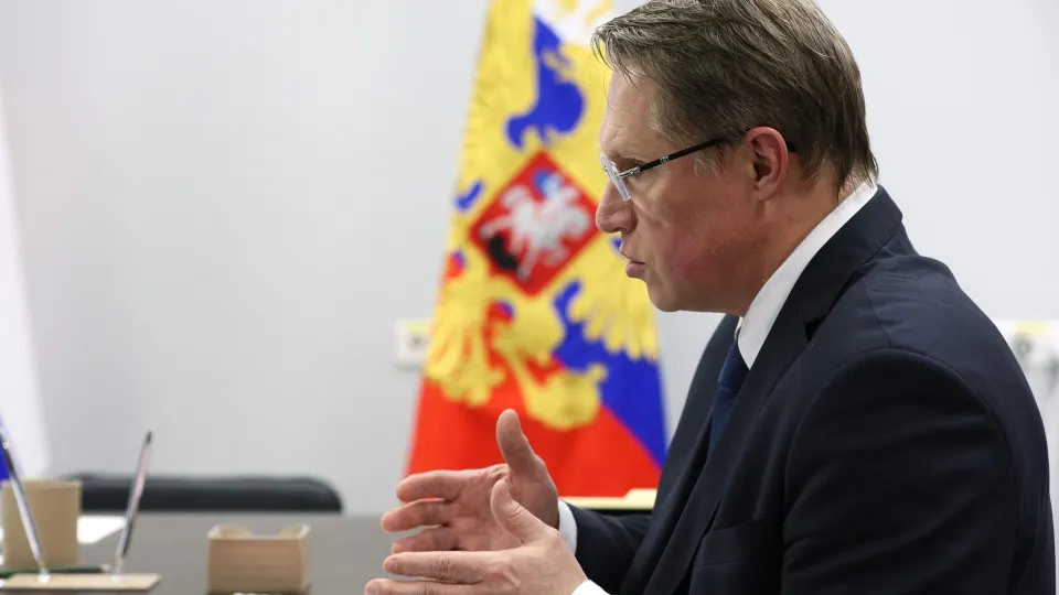 Глава Минздрава сообщил, что примерно 80% ординаторов связаны целевыми контрактами. С 2020 года приём в медобразование вырос, в конце 2025 года принят закон об обязательной отработке для выпускников медвузов до трёх лет, обсуждается расширение подобных требований на другие специальности.