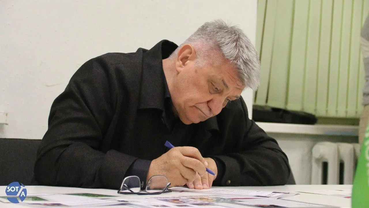 Президент направил поздравление Александру Сокурову, отметив его вклад в киноискусство и работу с молодыми талантами. В то же время в последние годы режиссёр фактически сталкивается с ограничениями в прокате и кадровыми решениями в отрасли.