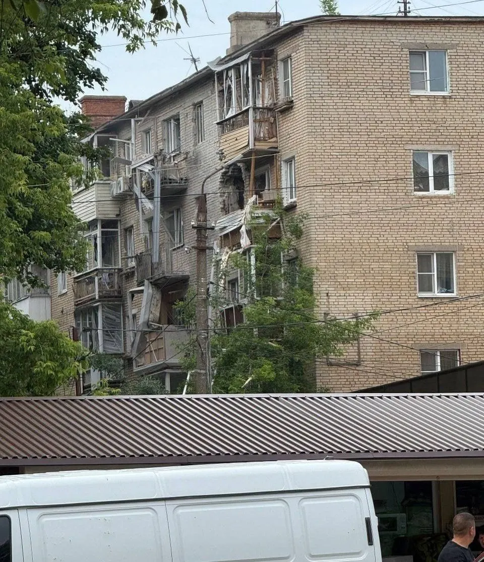 В Тульской области в многоэтажный дом врезался беспилотник — по предварительным данным, пострадавших нет, жильцы эвакуированы. По данным Минобороны, за ночь силы ПВО перехватили более 300 украинских дронов; около Москвы сбито около 80 аппаратов, введены ограничения в аэропортах.