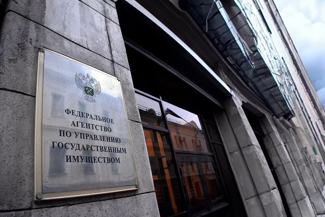 Новый закон отменяет ценовой порог и обязательную шестимесячную паузу между неуспешными торгами — теперь любое конфискованное у коррупционеров жильё можно выставлять на продажу. Документ вступит в силу через 10 дней после публикации.